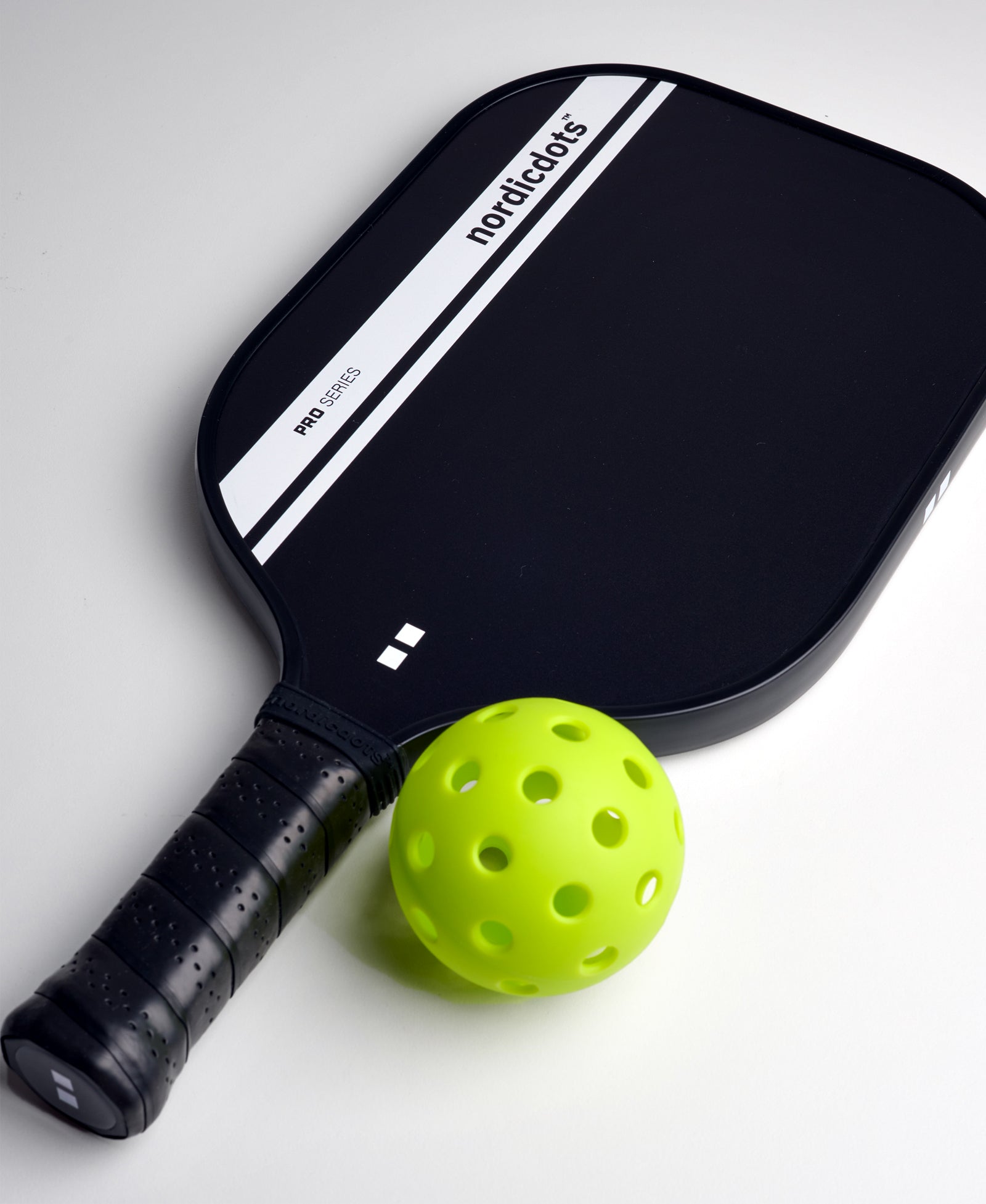 black pickleball paddle