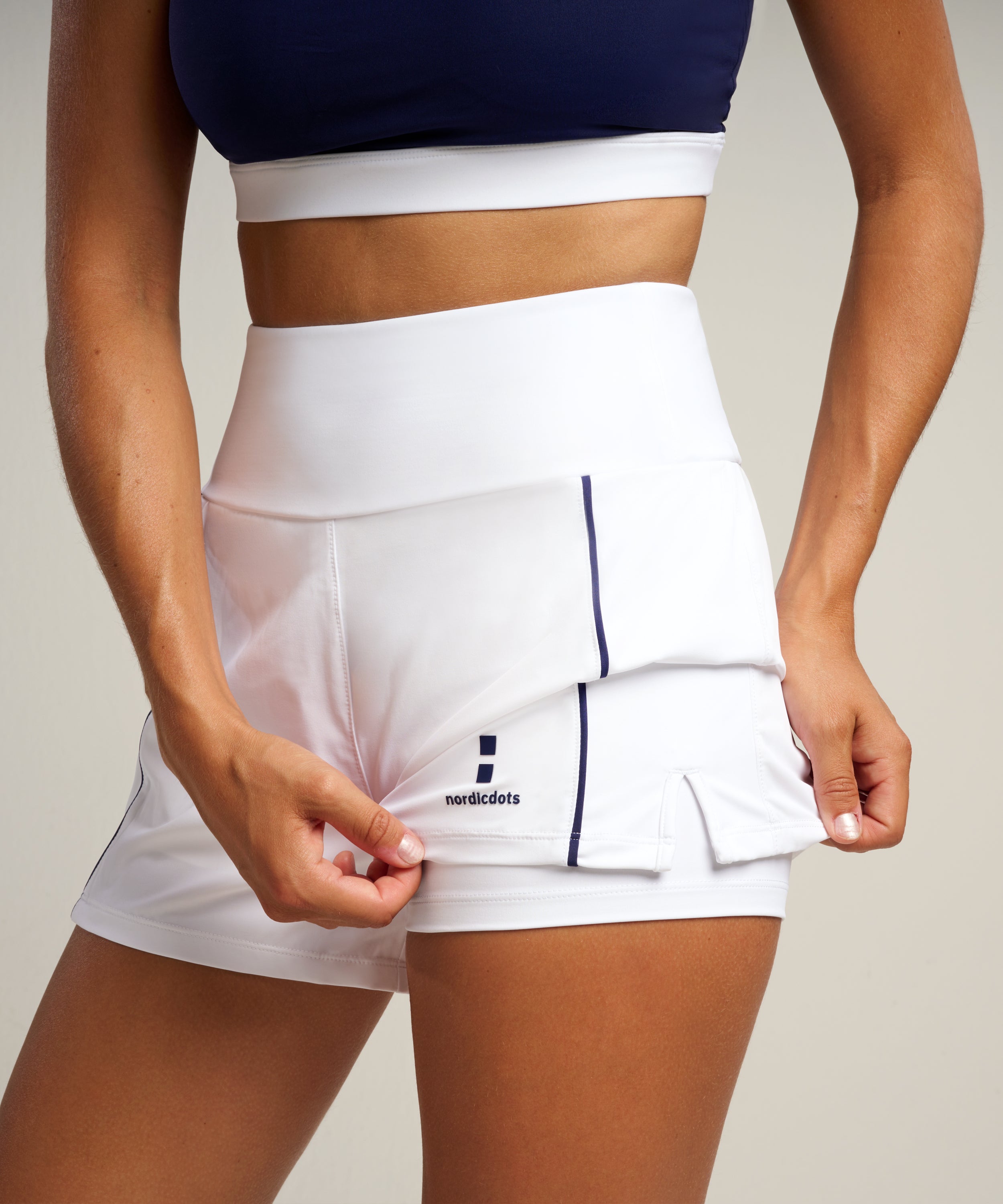 Elegance Shorts White – nordicdots™